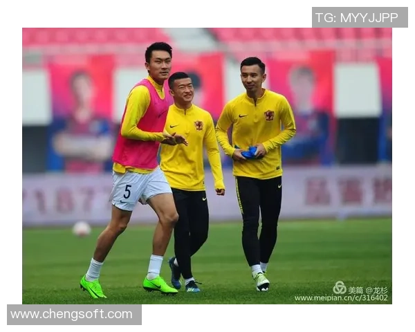 青岛黄海与贵州足球队激战正酣比分悬念引人关注